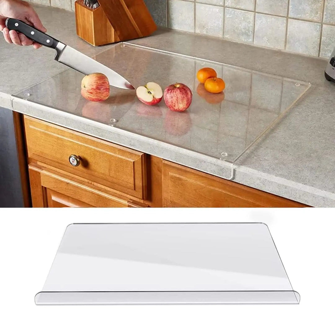 Planche à découper transparente et discrète, protège le plan de travail de votre cuisine moderne avec élégance.