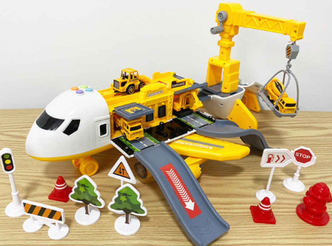 Enfant s'amusant avec le jouet avion SkySurge, jeu interactif développant motricité et créativité.
