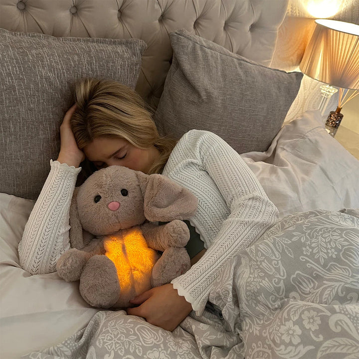 Doudou veilleuse lapin, parfait pour calmer bébé avant le coucher, avec lumières et vibrations.