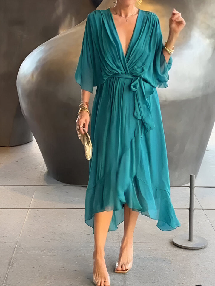 Robe fluide col V pour femme, silhouette élégante et décontractée, parfaite pour l'été.