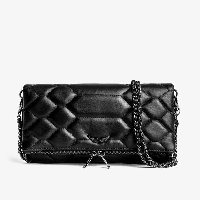 Pochette chic noire en cuir, accessoire de mode luxe pour femme, idéale pour soirée élégante.