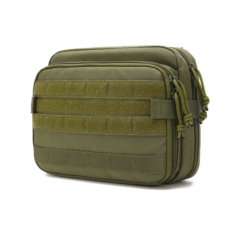 Pochette tactique MOLLE fixée sur un gilet, démontrant sa robustesse et son intégration à l'équipement.