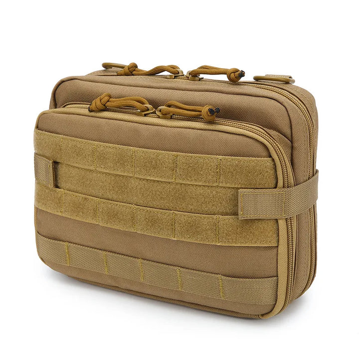 Pochette d'organisation tactique MOLLE pour accessoires et chargeurs, accès rapide et sécurité.