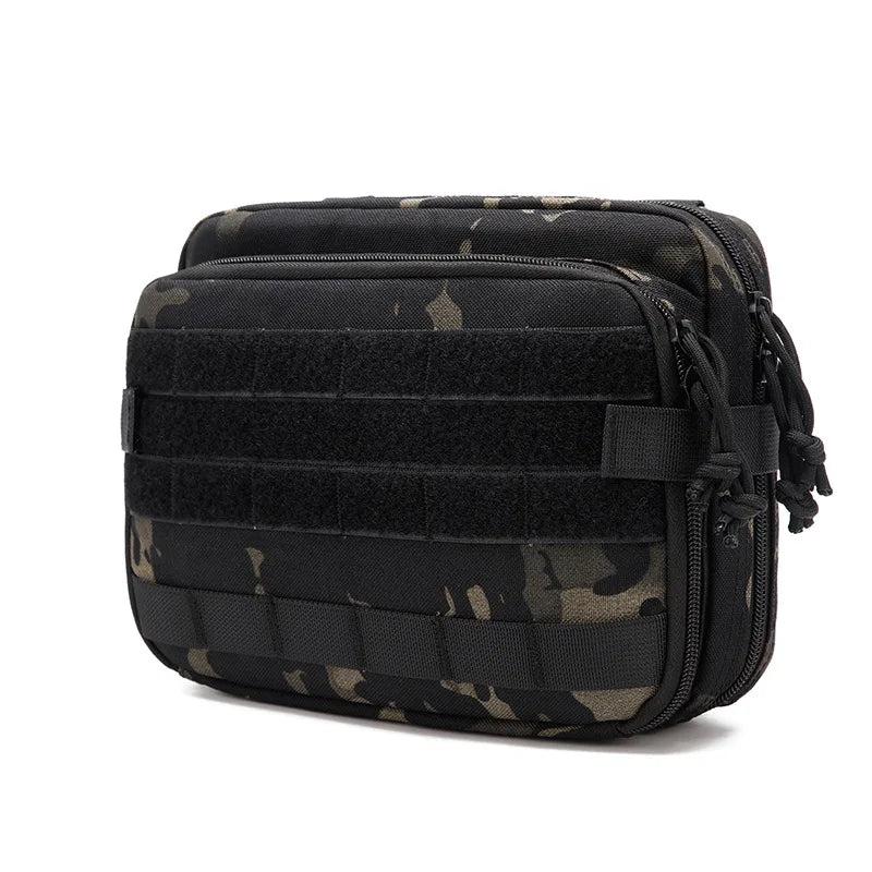 Pochette tactique MOLLE de type militaire, idéale pour chargeurs et accessoires, organisation sur le terrain.