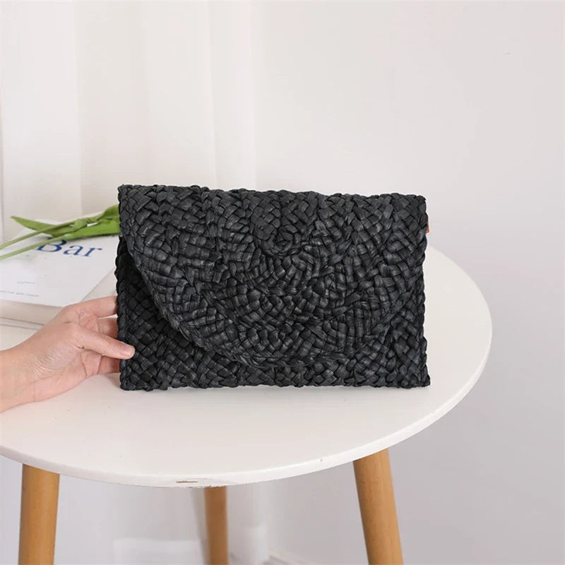Pochette estivale colorée en paille, petit sac à main bohème et élégant.