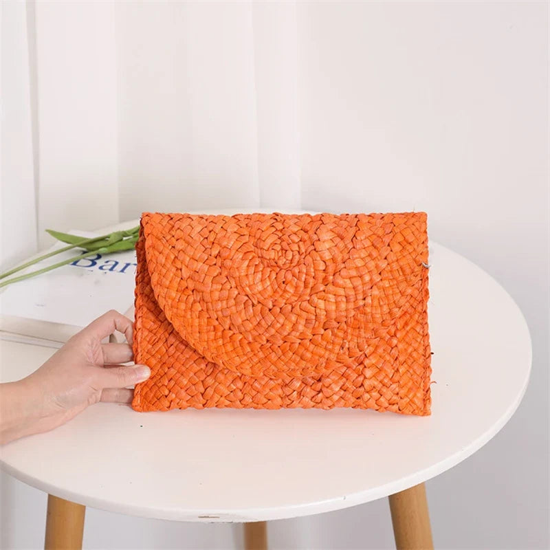 Petit sac à main chic en paille pour femme, accessoire mode compact et bohème.