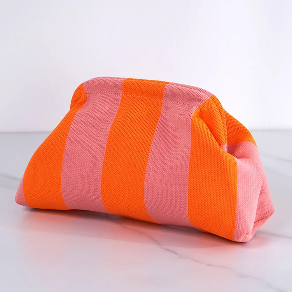 Sac pochette femme tendance et léger, idéal pour un style estival chic et décontracté.