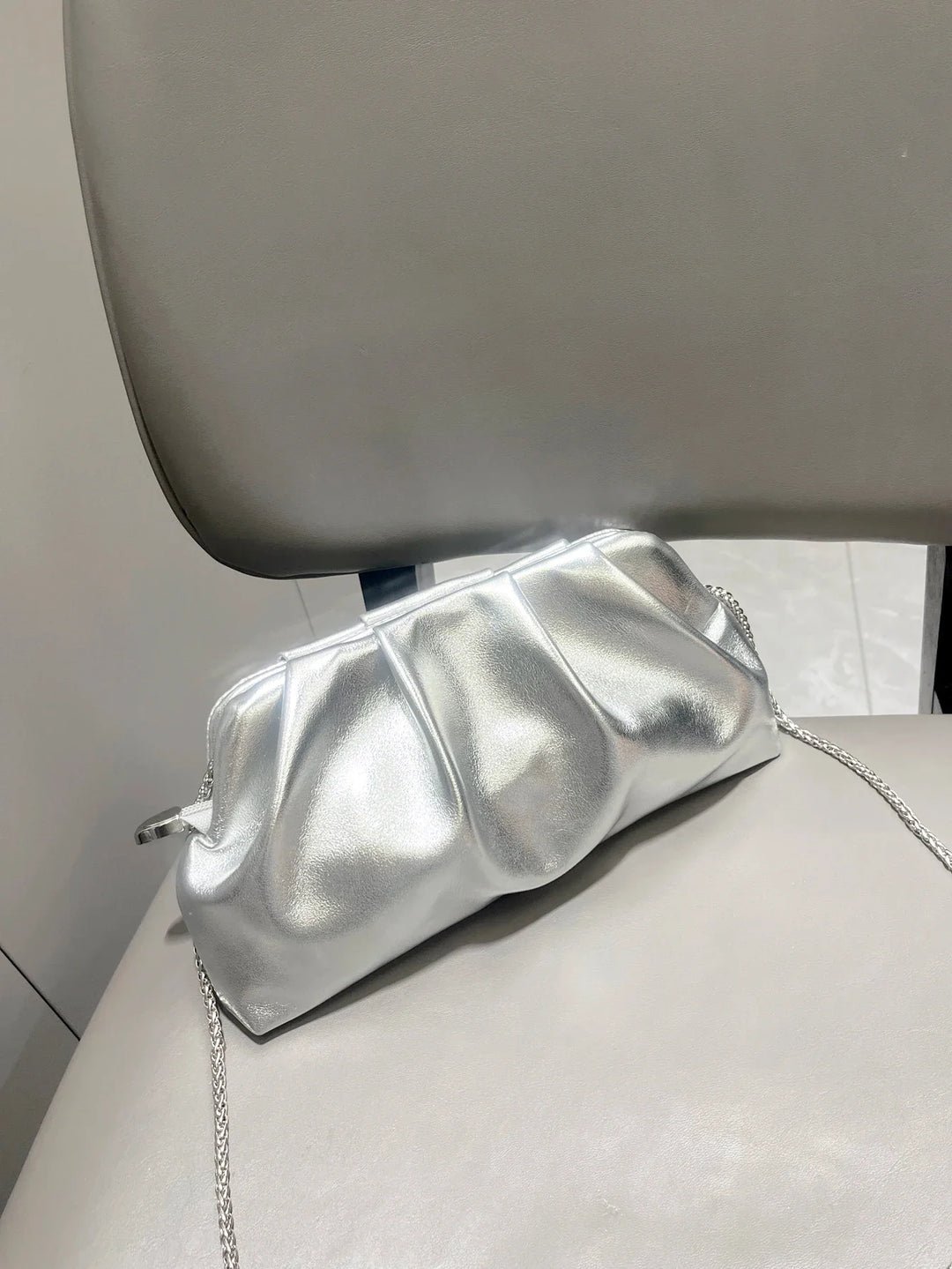 Sac de soirée Nova, pochette femme similicuir chic, avec bandoulière amovible.