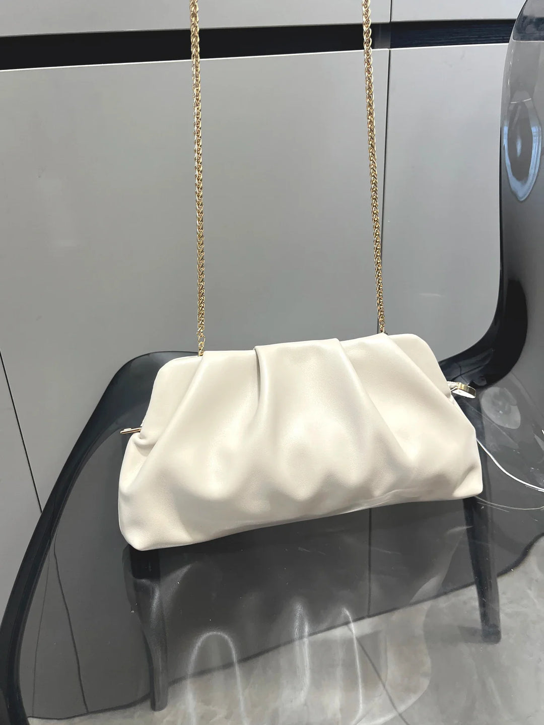 Élégante pochette Nova pour femme, sac de soirée en similicuir, accessoire de mode.