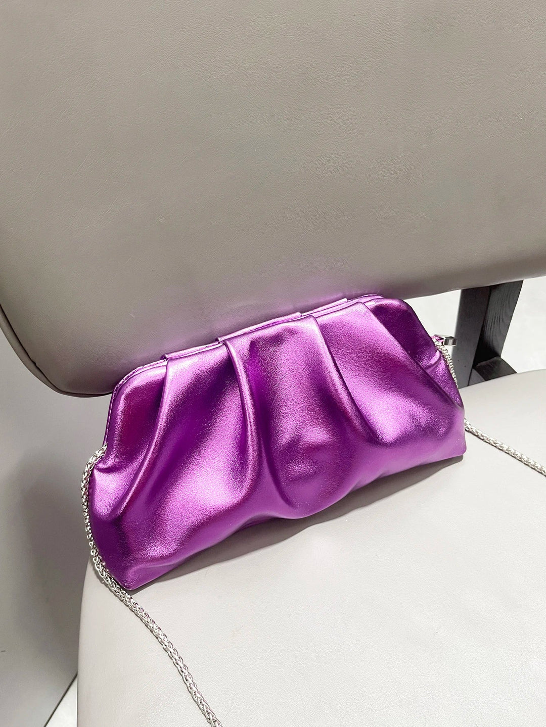 Accessoire de mode femme: pochette Nova en similicuir, sac de soirée élégant.
