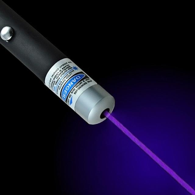 Pointeur laser portable pour présentations professionnelles et activités extérieures, avec faisceaux précis.
