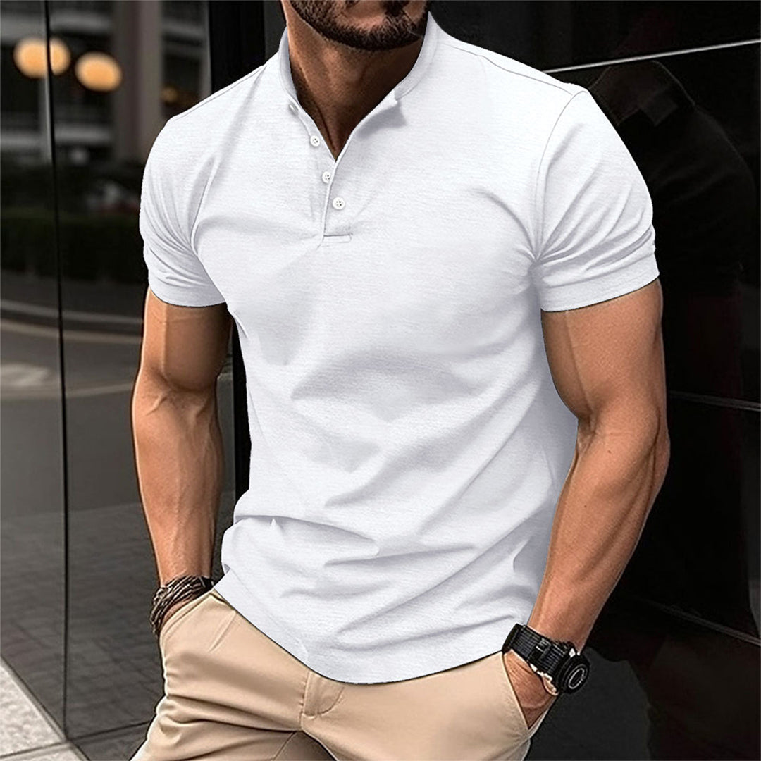 Détail du tissu respirant d'un polo Henley homme, offrant un confort optimal pour l'été.