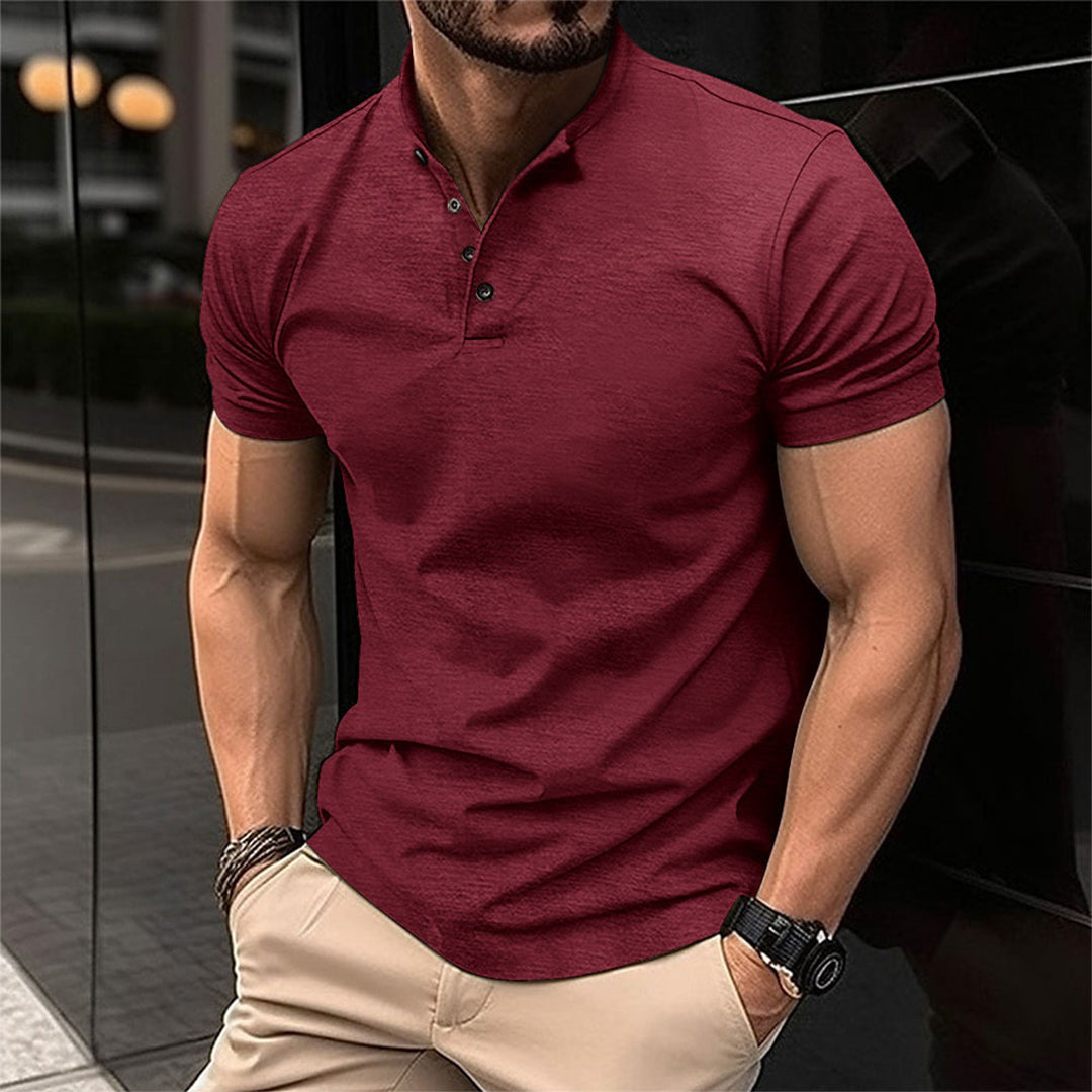 Homme portant un polo Henley, créant un look chic, décontracté et confortable pour l'été.