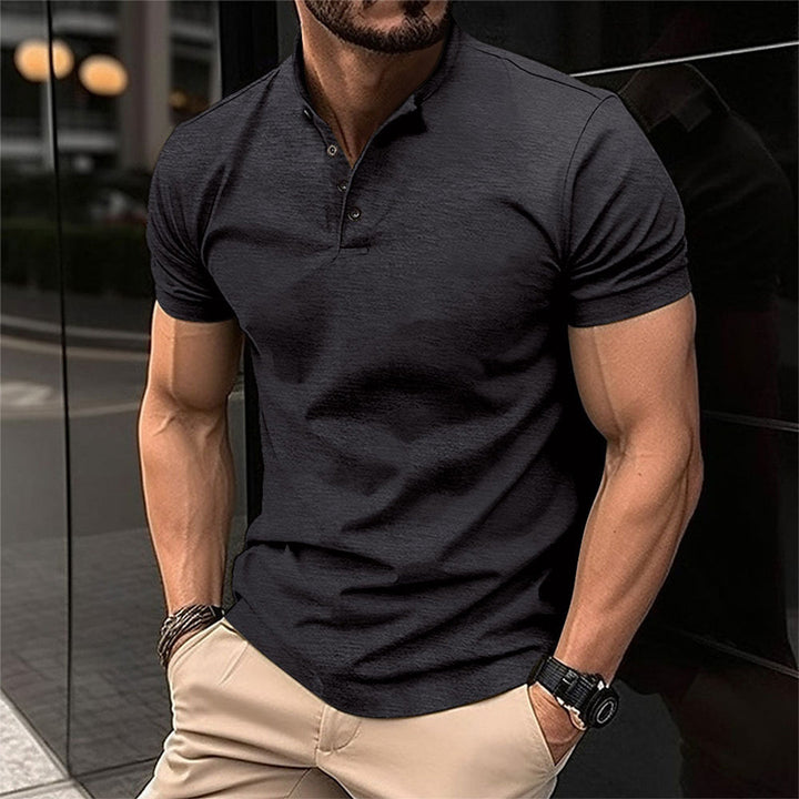 Dos d'un polo Henley homme, soulignant une coupe ajustée et un confort estival pour le haut.