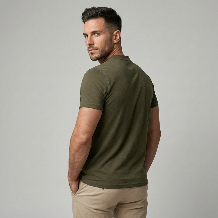 Col et patte de boutonnage d'un polo Henley homme, ajoutant une touche d'élégance décontractée.