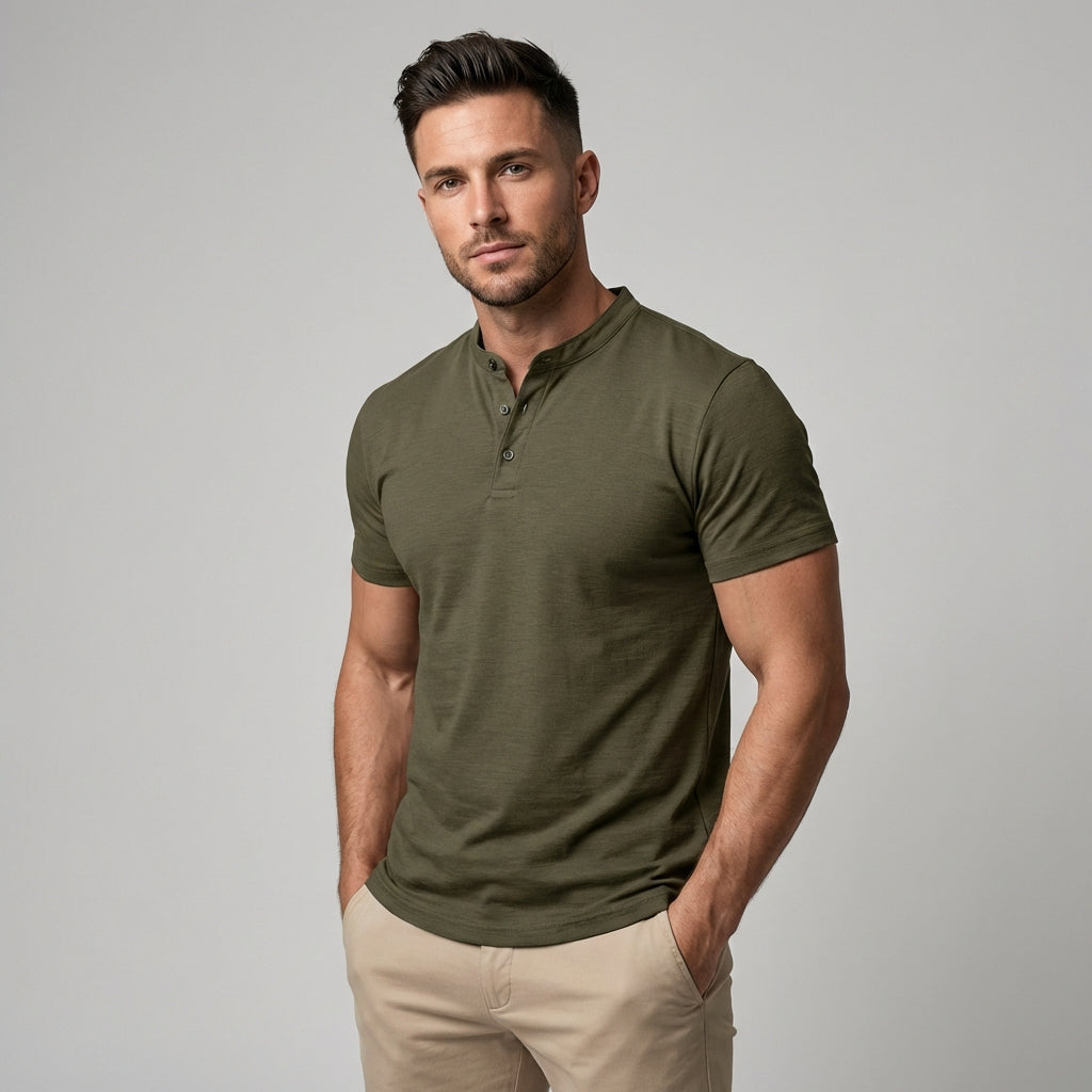 Gros plan sur la texture douce d'un haut chemise Henley pour homme, confort et style assurés.