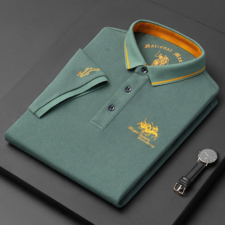 Polo homme en tissu respirant, élégant et confortable. Parfait pour les tenues printanières et estivales.