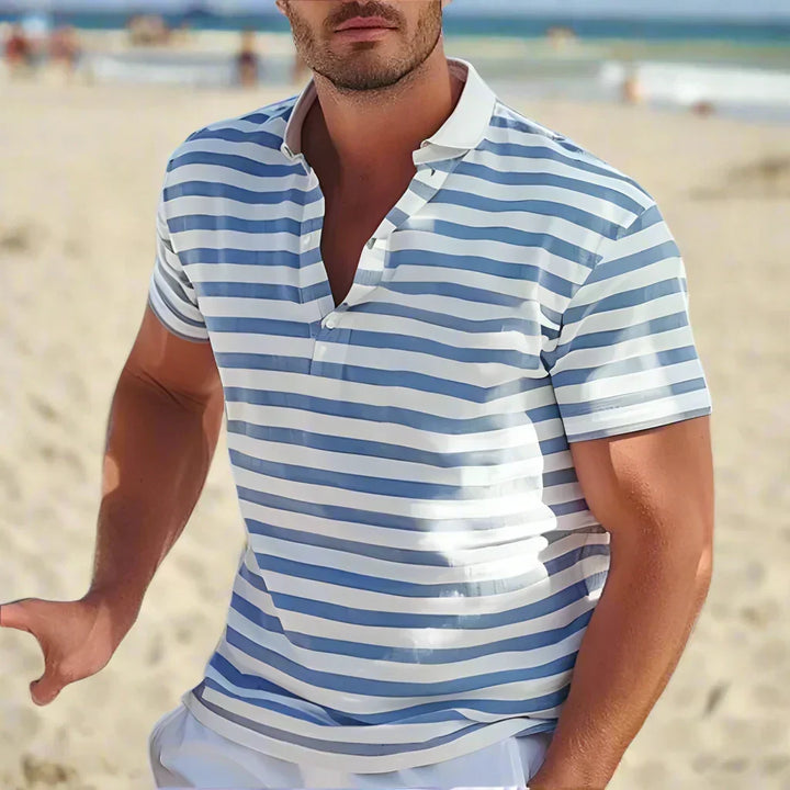 Polo rayé homme à col ouvert bleu marine, manches courtes. Idéal mode décontractée été.