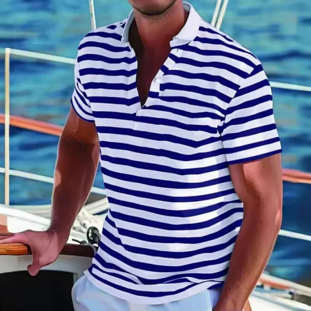 Polo rayé bleu à col ouvert pour homme. Chemise décontractée à manches courtes, parfaite pour l'été.