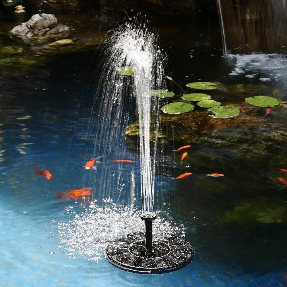 Fontaine solaire flottante écologique pour bassin de jardin, crée une ambiance aquatique apaisante.