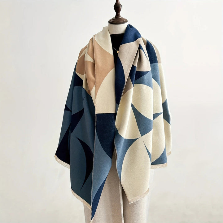 Chic poncho écharpe géométrique pour femme, doux et chaleureux, idéal comme accessoire de mode hivernal.