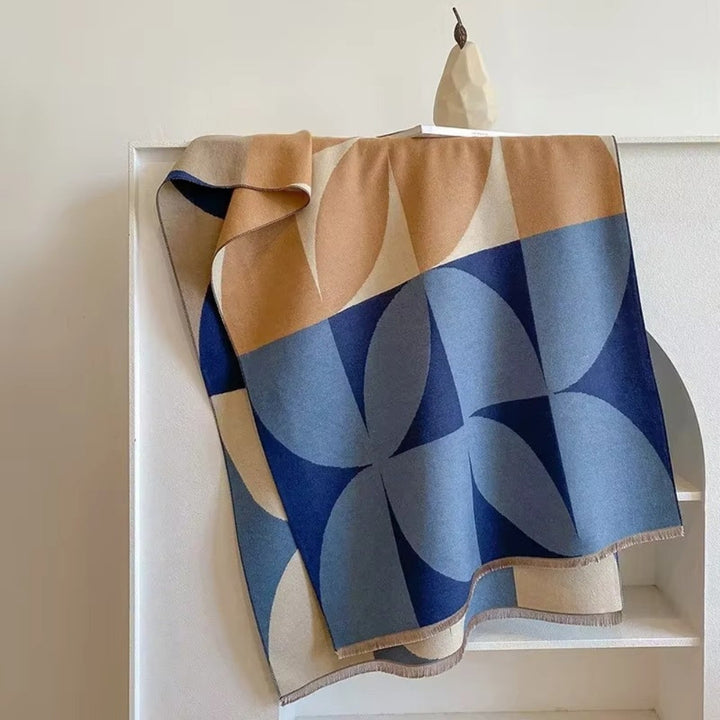 Élégant poncho écharpe femme, chaleureux et confortable, avec un motif géométrique tendance pour l'automne.