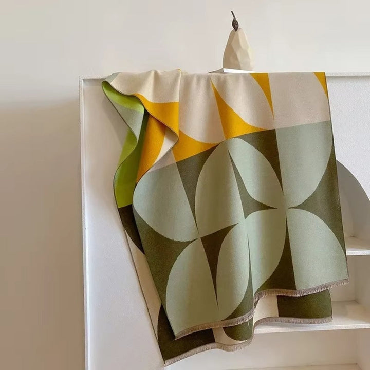 Poncho écharpe convertible femme, motif géométrique moderne, parfait pour rester au chaud avec style.
