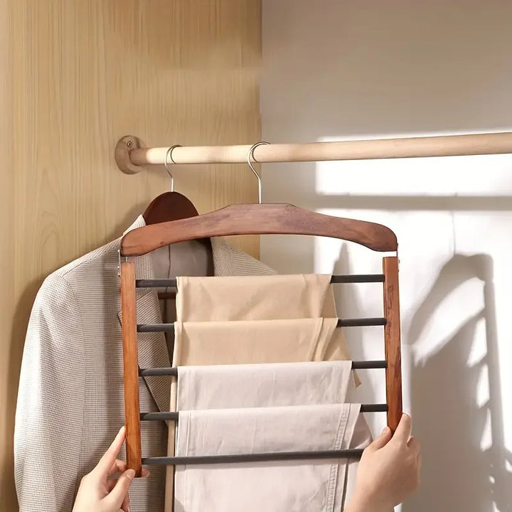 Accessoire dressing haut de gamme : portant à pantalons multi-barres en noyer massif, bois élégant et durable.