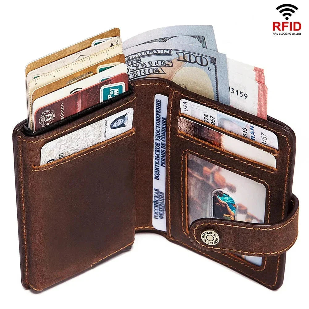 Gros plan sur le porte-monnaie homme en cuir Crazy Horse marron. Texture unique, design compact et élégant.