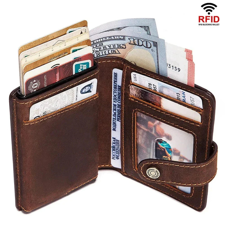 Gros plan sur le porte-monnaie homme en cuir Crazy Horse marron. Texture unique, design compact et élégant.