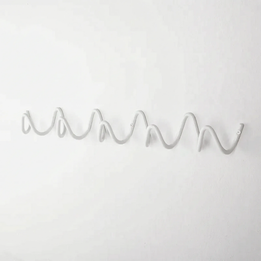 Gain de place intelligent: porte-manteau mural design vague, plusieurs crochets pour manteaux.