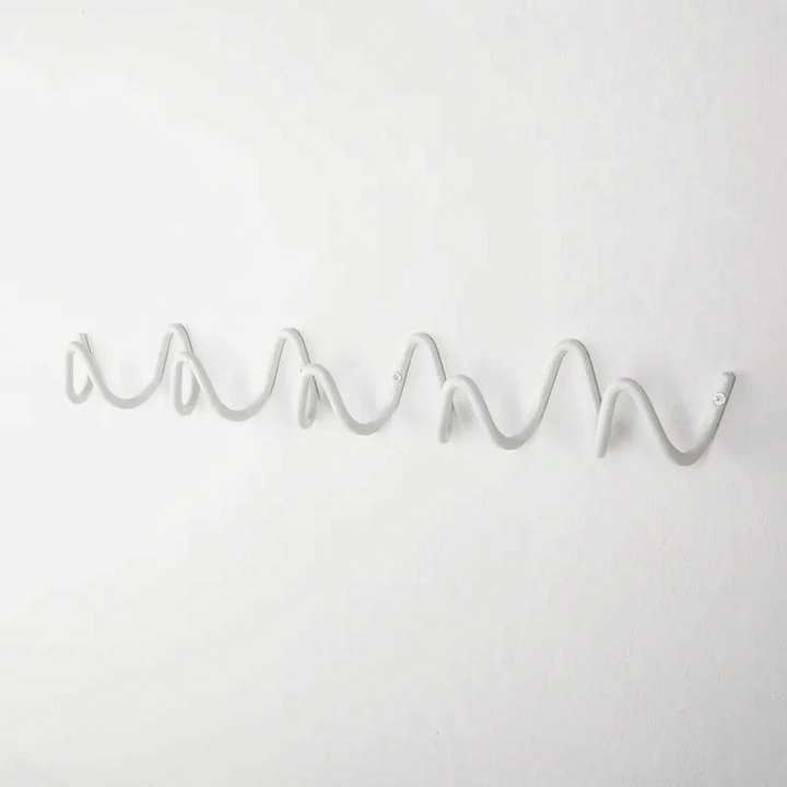 Gain de place intelligent: porte-manteau mural design vague, plusieurs crochets pour manteaux.