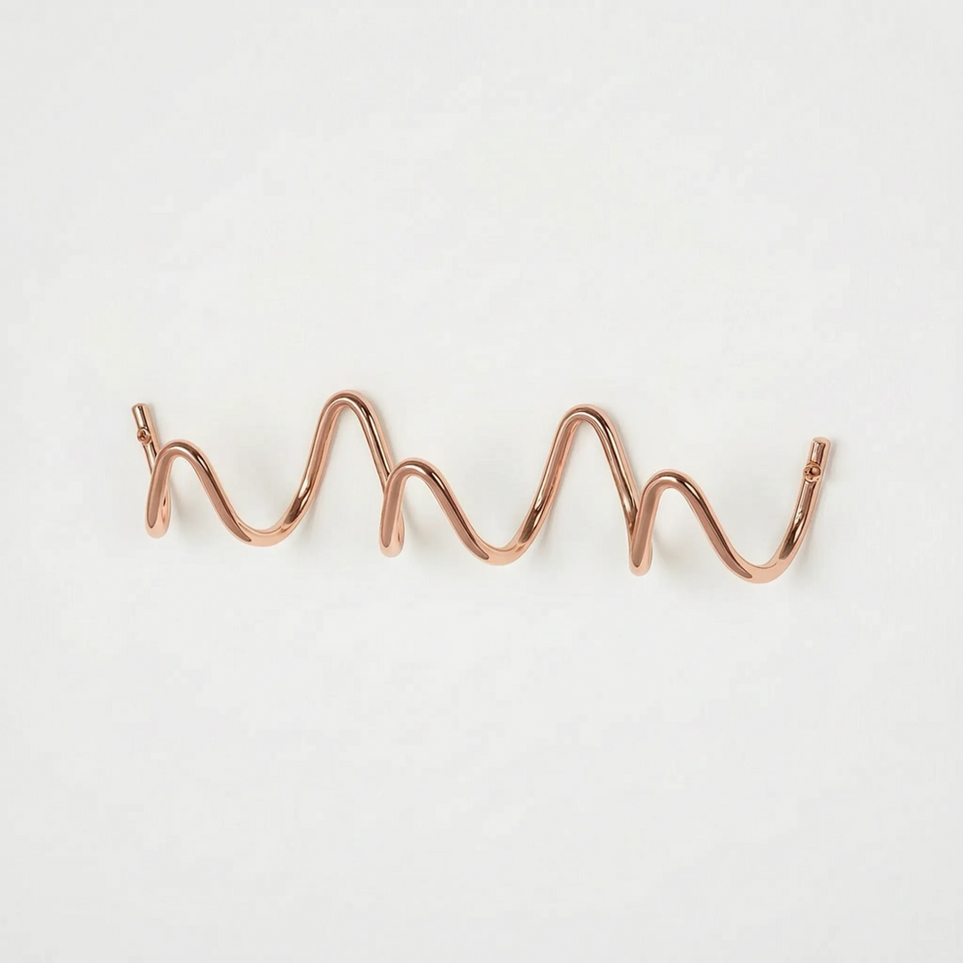 Porte-manteau mural minimaliste forme vague, crochets invisibles, élégant pour toute entrée.
