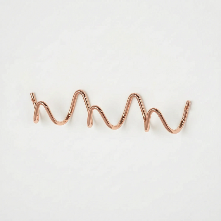 Porte-manteau mural minimaliste forme vague, crochets invisibles, élégant pour toute entrée.