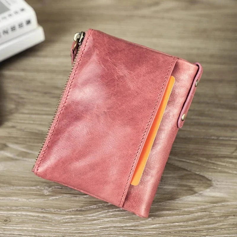 Accessoire féminin : porte-cartes élégant en cuir, compact et facile à transporter dans une poche.