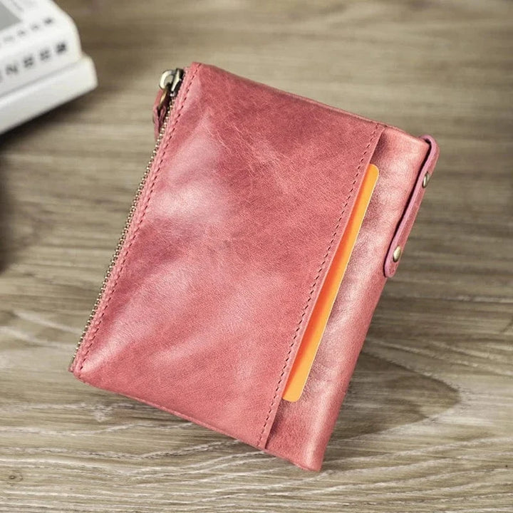 Accessoire féminin : porte-cartes élégant en cuir, compact et facile à transporter dans une poche.