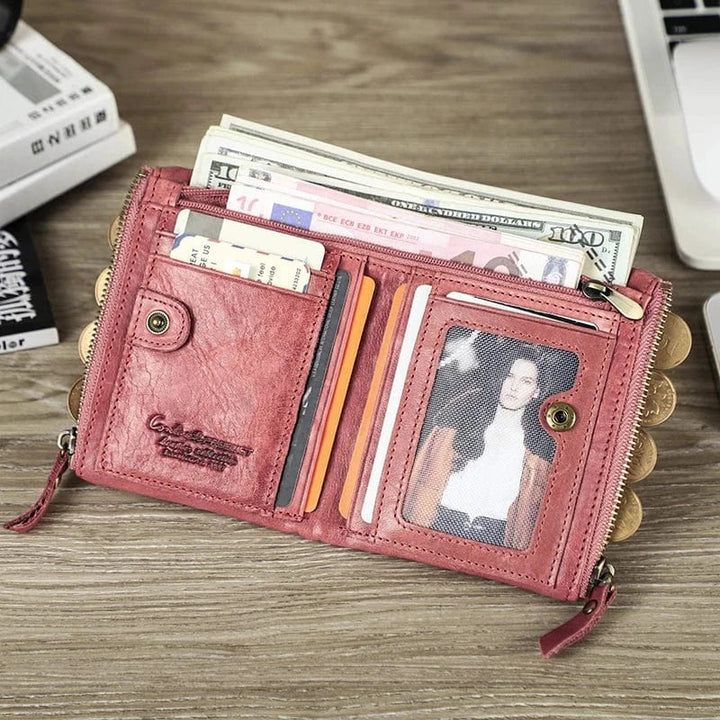 Porte-monnaie en cuir pour femme, design épuré, parfait pour les minimalistes organisées.