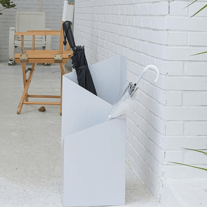 Porte-parapluies scandinave avec bac d'égouttement, idéal pour organiser une entrée moderne.
