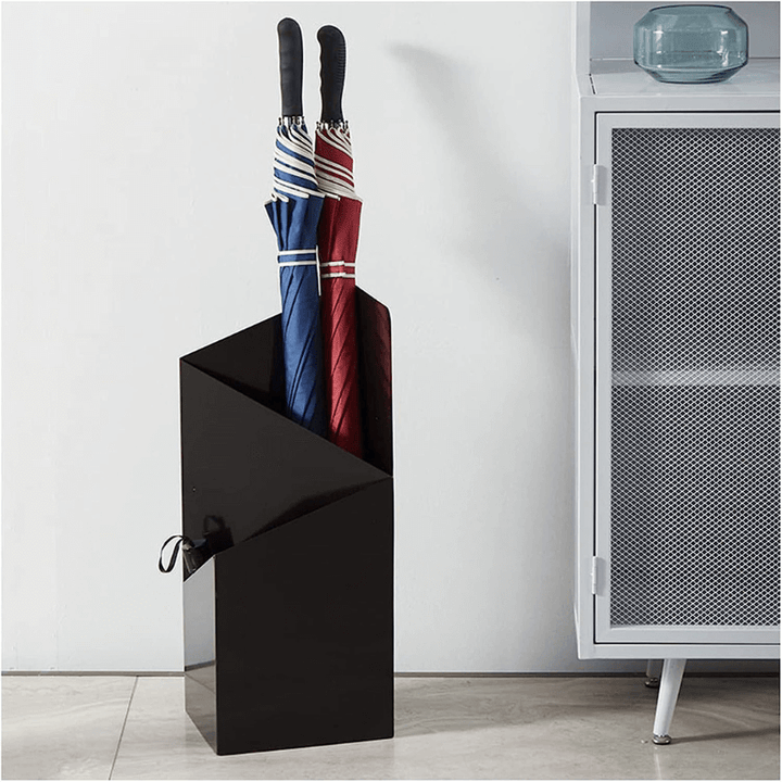 Rangement moderne et élégant pour parapluies dans une entrée de maison, style scandinave. Design pratique.