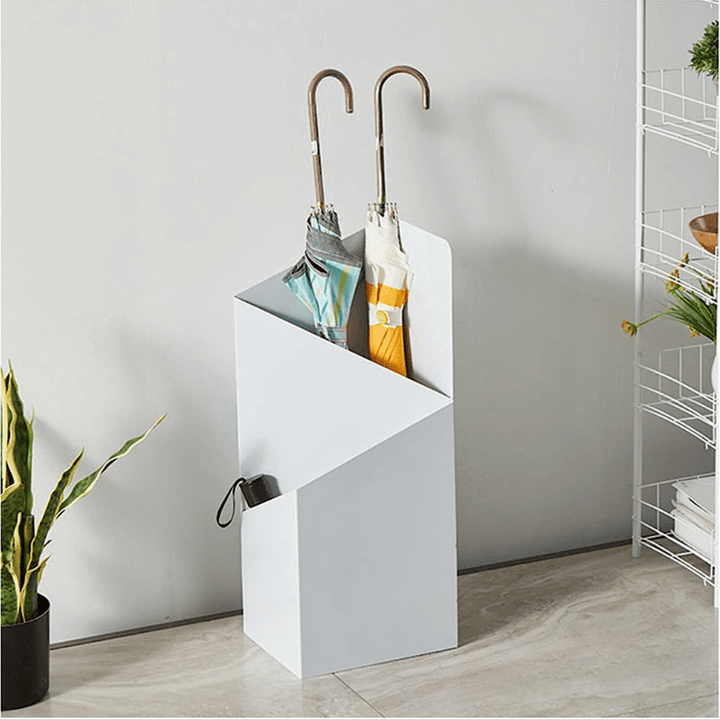 Accent scandinave pour l'entrée : porte-parapluies moderne et décoratif, pour une maison organisée.