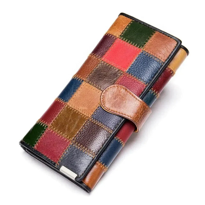 Main tenant un portefeuille femme en cuir multicolore, accessoire élégant et pratique au quotidien.
