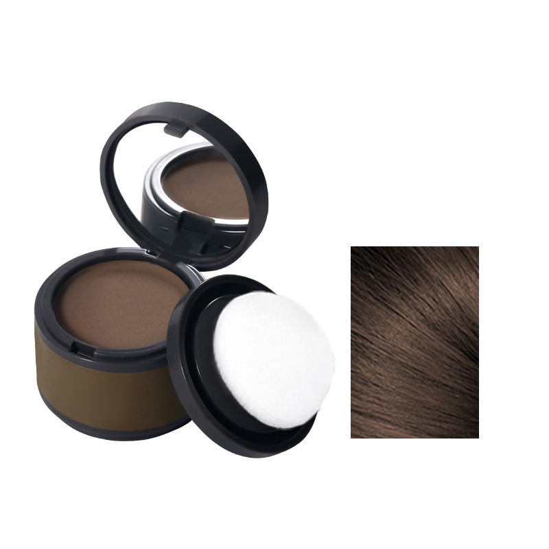 Poudre capillaire pour un volume naturel instantané et une couverture efficace des cheveux blancs.