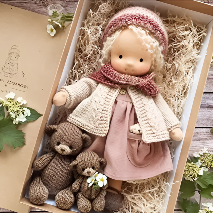 Gros plan sur une poupée Waldorf en coton et laine, montrant sa texture douce et chaleureuse.