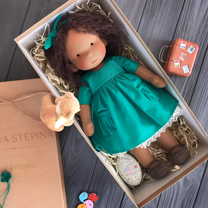 Poupée Waldorf avec une expression neutre, invitant l'enfant à projeter ses propres émotions.