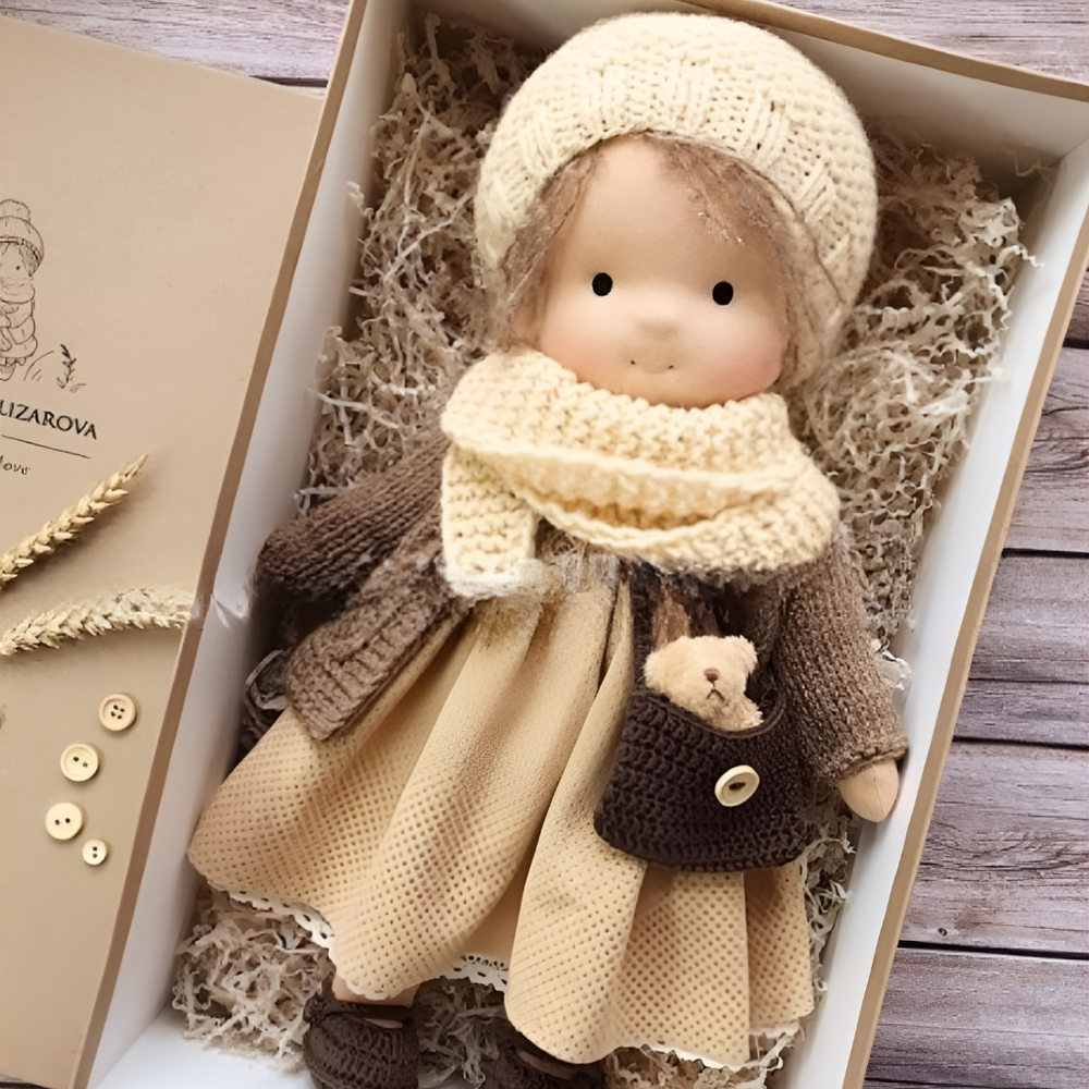 Jouet enfant fait main : poupée Waldorf artisanale en coton et laine, un cadeau précieux.