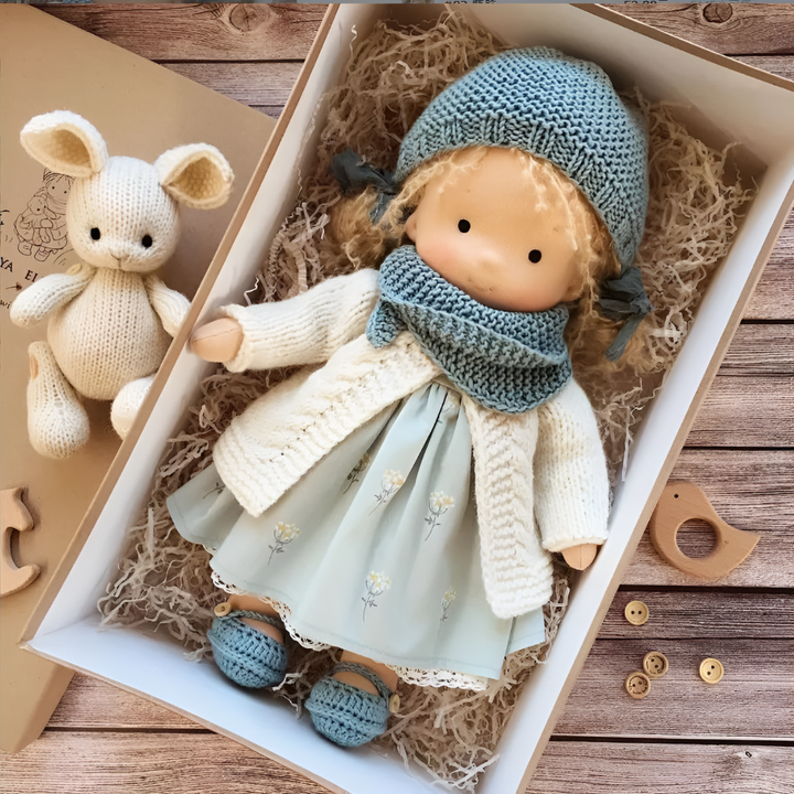 Jouet Montessori inspiré : poupée Waldorf en coton et laine, pour l'autonomie et l'imagination.