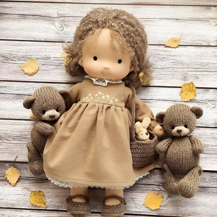 Poupée Waldorf faite à la main, un véritable objet d'artisanat pour les jeunes enfants.