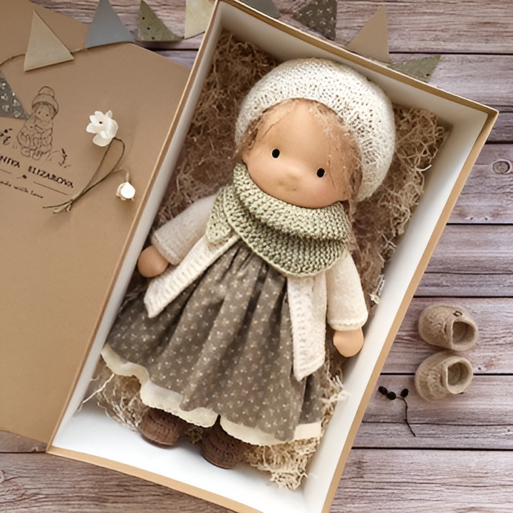 Poupée Waldorf en coton doux et rembourrage en laine, offrant un poids agréable pour l'enfant.
