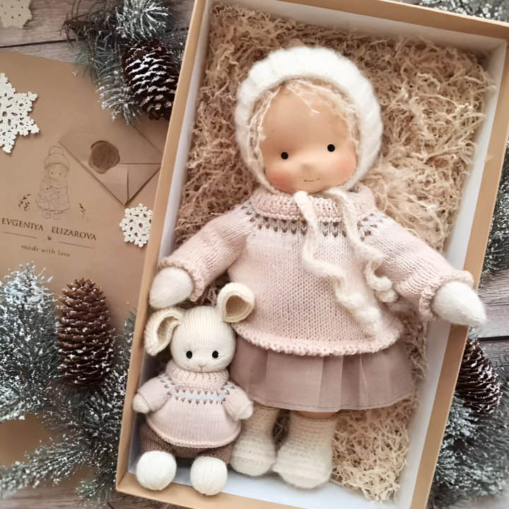 Poupée Waldorf en laine, un cadeau réconfortant pour un enfant qui aime les câlins.