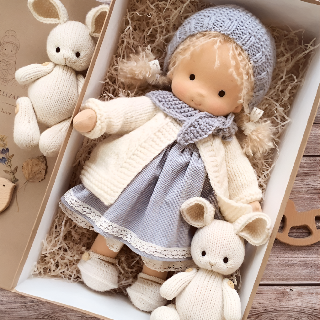 Poupée Waldorf naturelle en coton bio et laine, idéale pour le développement des tout-petits.
